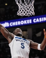 九游体育-爱德华兹：我第四节就打低位&amp;我练了一夏天 因为我总被各种包夹