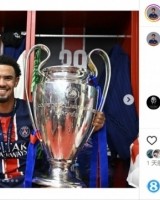 九游-扎伊尔-埃梅里社媒晒与奖杯合照：很自豪将期待已久的奖杯带回家