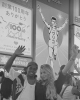 九游-妻子晒同恩德里克日本旅行照：逛任天堂、吃糖葫芦、学日语发音