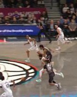 九游-GOAT！头差点撞篮板！凯-琼斯超远滑翔空接摁扣！